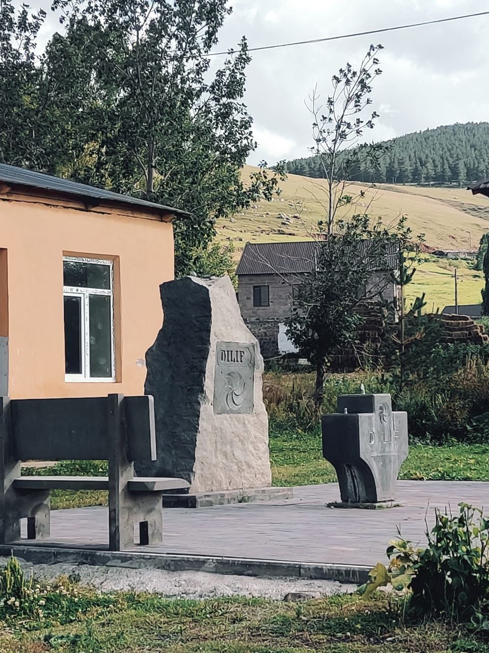 Աղբյուրներ և Հուշարձաններ